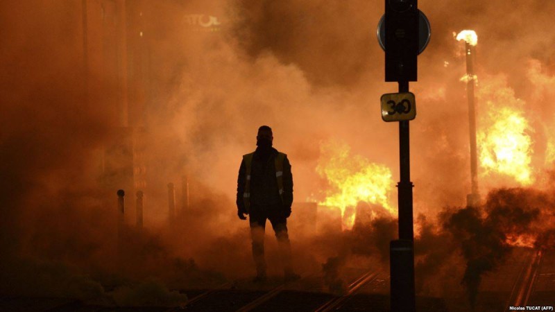 Франциядағы наразылық кезінде 1400-ге жуық адам ұсталған