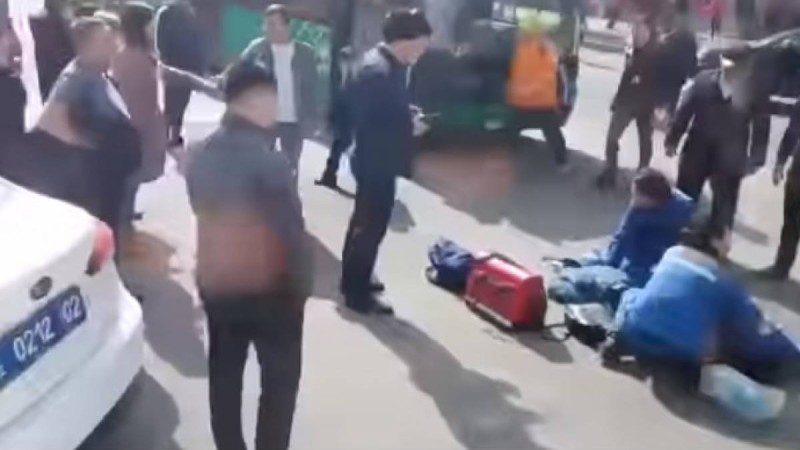 Алматыда жолдан өтпек болған қызды автобус қағып кетті