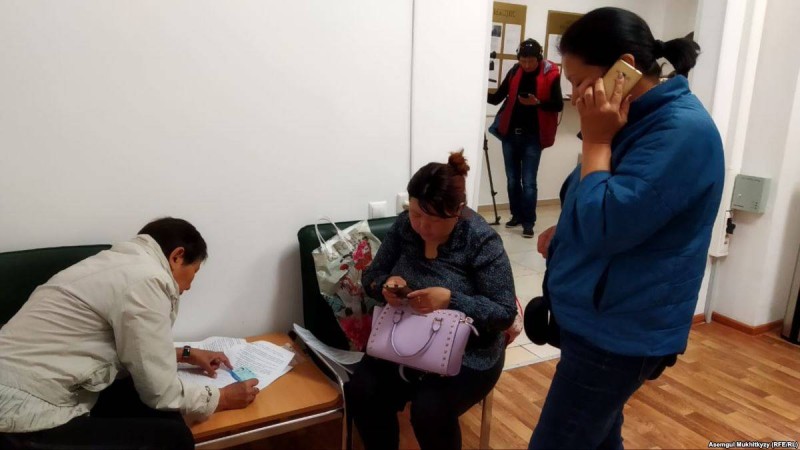 Көп балалы аналар Сапарбаевқа жәрдемақы алудағы қиындықтарды айтты