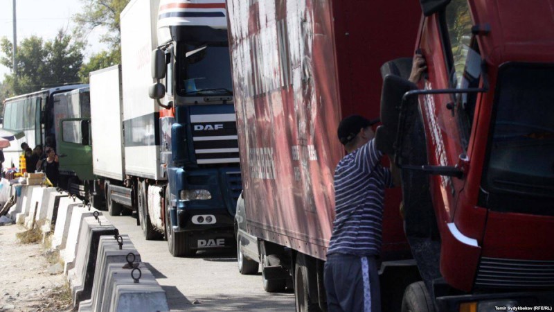 Шекарада Қазақстан жағына өте алмай тұрған жүк көліктерінің саны 200-ден асты
