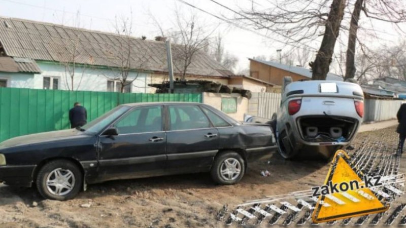 Алматы облысында баласы бар келіншек ЖКО тап болып, көлік аударылып қалды