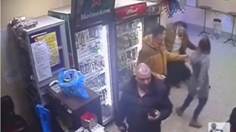 ​Сатушы дөрекі сатып алушыны ұрып тастады