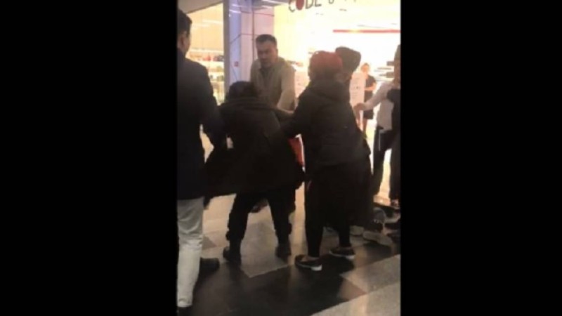 Атырауда сауда орталығында айнаға таласқан екі қыз төбелесті  - Қазақстан жаңалықтары