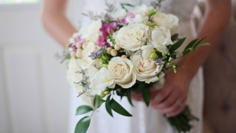 ​Қалыңдық той күні ақ көйлек киіп, жігітінің мазарына келген