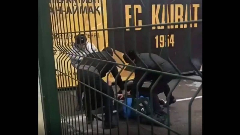 Алматыда "Астана" және "Қайрат" футбол клубтарының жанкүйерлері төбелес шығарды (видео) - Қазақстан жаңалықтары