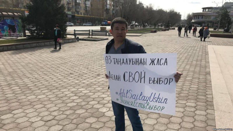 Қарағандылық белсенді сайлау жайлы баннер үшін қамалғандарды қолдап флешмоб өткізді