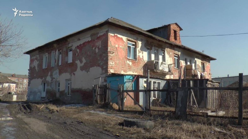 Қариялар шатыры шіріп, едені тозған үйде тұрып жатыр