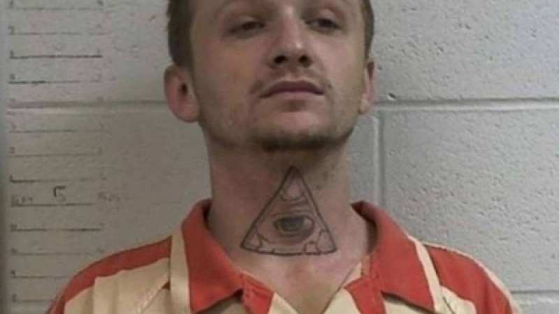 ​Қолында кісені бар қылмыскер полицейдің көлігін теуіп кетіп, кепілге адам алған