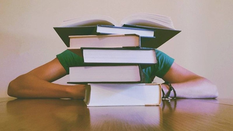 Түрікменстанда оқушылар президент кітабын сатып алады