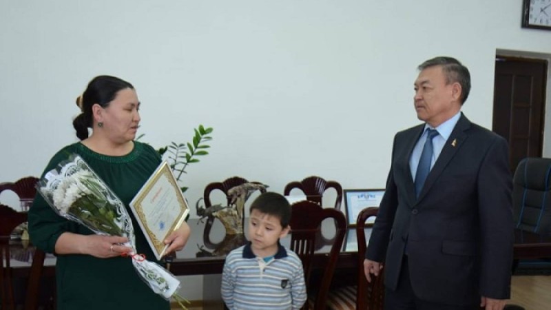 Ақтөбе облысында тоққа түсіп екі қолынан айырылған баланың отбасына үй берілді - Қазақстан жаңалықтары