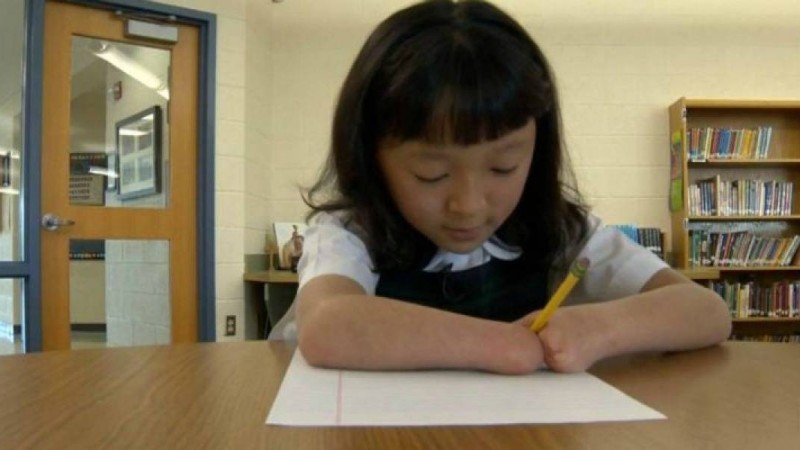 Қол-аяғы жоқ 10 жасар қыз жазудан байқауға қатысып, жеңіске жетті