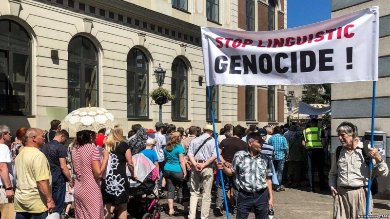 Латвия елдегі барлық мектепті латыш тіліне көшірді