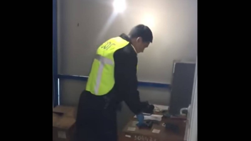 Атырау әуежайында полиция қызметкері аңдаусызда әйелдің аяғына оқ атып жіберді (видео) - Қазақстан жаңалықтары