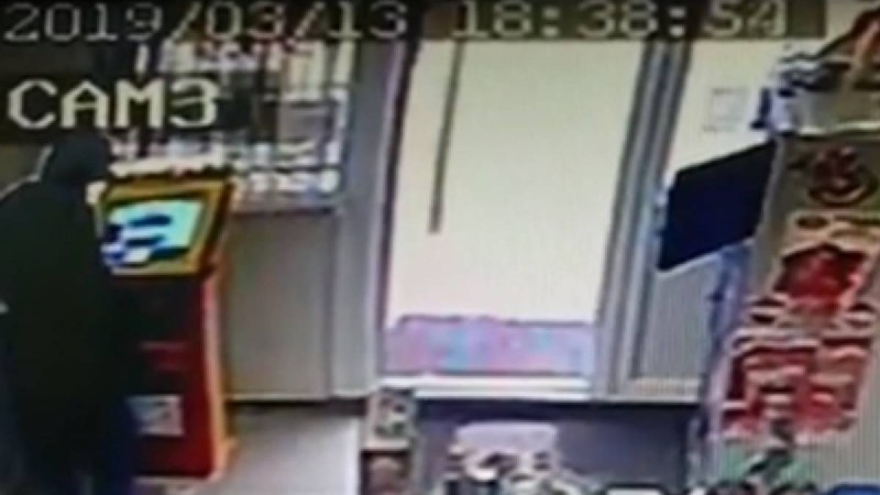 Таразда ер адам QIWI терминалдарының ақша қабылдайтын жеріне қышқыл құйып, істен шығарған (видео) - Қазақстан жаңалықтары