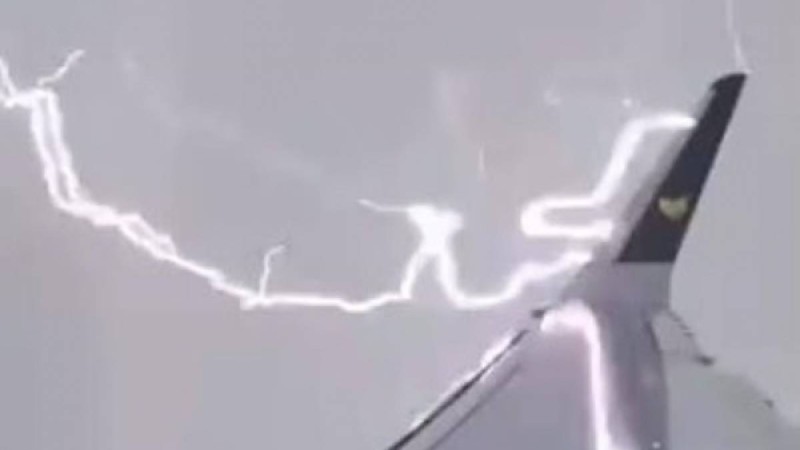 Жолаушы ұшаққа құлаған найзағайды видеоға түсіріп алған