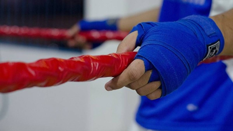 Айшықты жеңісінен соң журналист қызды сүйіп алған боксшы жазаға тартылды