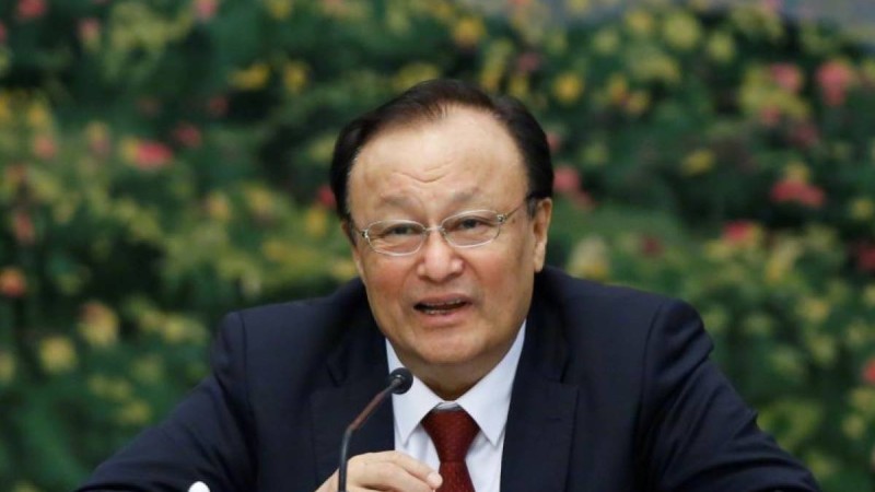 Шыңжаң шенеунігі лагерьлерде қамалған адамдар саны туралы айтты