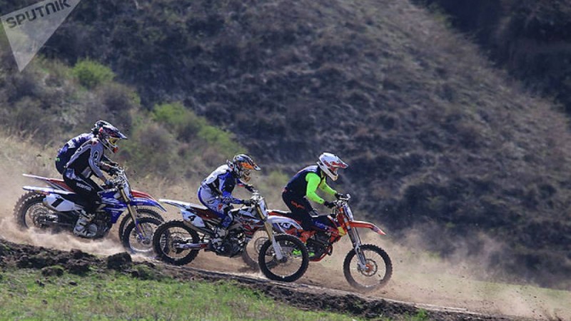 Мотоциклші биік жартастан құлап кетті – видео