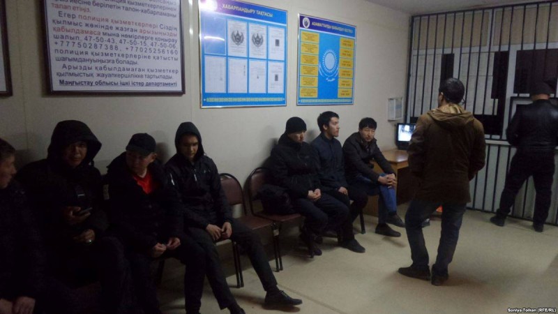 Жаңаөзенде жұмыс талап еткен оннан аса адамды полиция тергеді