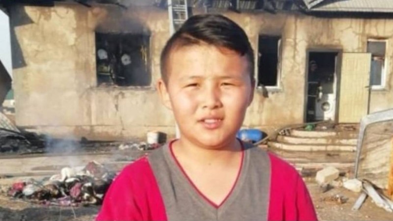 Он үш жасар жасөспірім екі баланы өрттен аман алып қалды