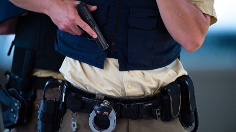 Атырау әуежайында полиция қызметкері әйел адамға абайсызда оқ атты