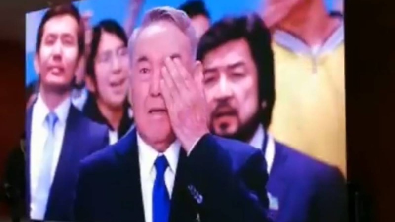Назарбаев көз жасын сүртті: Желіде Nur Otan съезінің видеосы тарады (видео)