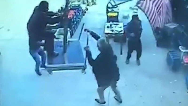 Қатты жел шатырмен бірге адамды ұшырып әкетті