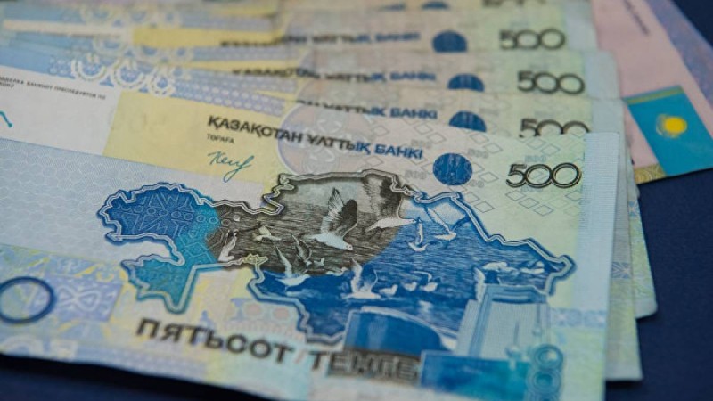 Белгілі алматылық депутат тұрмысы төмен отбасыларға 7 миллион теңге аударды