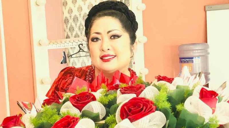 "Көлік мініп, бриллиант тағамын": Мақпал Жүнісова неге несие төлеуге мәжбүр екенін айтты
            16:08, 23 Сәуір, 2019
        
        Әншінің әріптесі Айгүл Иманбаева психологиясы сау емес адамдар ғана қарыз ақша алатынын айтады