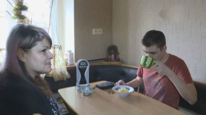 Көзі нашарлап, аяқ-қолы тырысып қалады: Өскеменде диабетпен ауыратын жасөспірім мүгедектігін дәлілдей алмай жүр - Қазақстан жаңалықтары