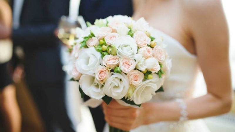 Тойға келген қонақтың сыйлығына разы болмаған қалыңдық өтемақы сұраған - Қазақстан жаңалықтары