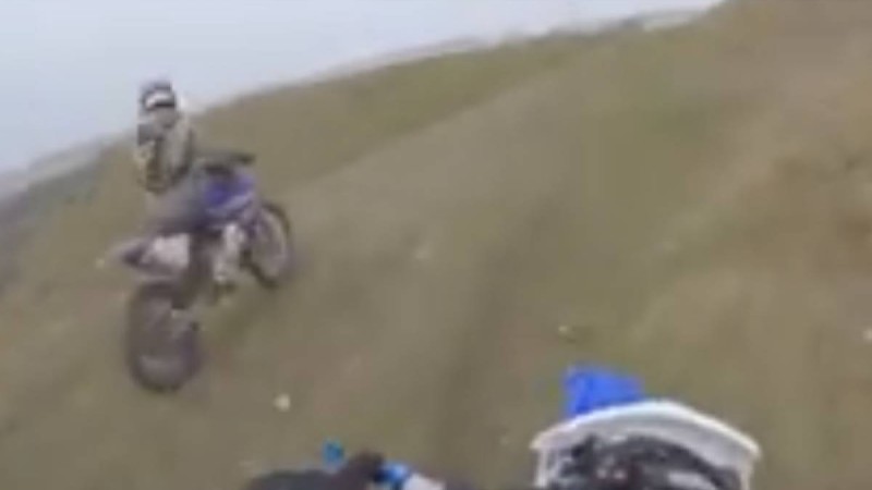 "Жолым болды": 15 метрлік құздан құлап кеткен мотоциклші ғажайып жағдайда аман қалды (видео) - Қазақстан жаңалықтары