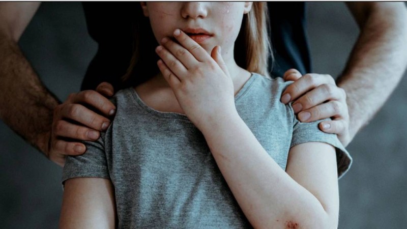 Риддерде зорланған қыздың анасы педофилді жазаламауды сұрады