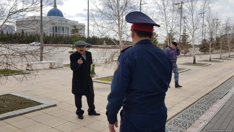 Жерін даулаған азамат Ақорда алдында "өзін өртемек" болды