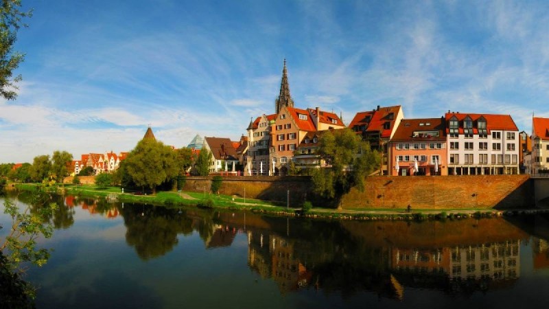 Германия туралы қызықты 15 мәлімет
            12:51, 23 Сәуір, 2019
        
        Германияда тас жолда көлігіңіздің жанармайы таусылып қалса, онда сіз жолда заңсыз тоқтаған болып шықтыңыз! Себебі?