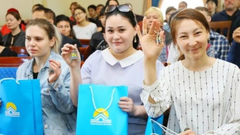 Ақтөбелік шенеуніктер ата-анасыз қалған 6 жасөспірімге айлығынан ақша аударып, пәтер алып берді - Қазақстан жаңалықтары