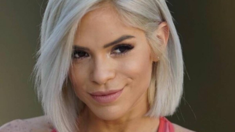 Видеошок: Талпақ танау танымал модельді тістеп алған