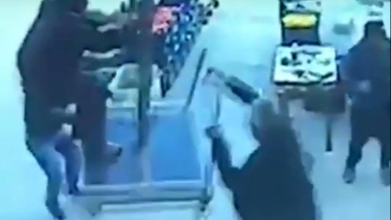 Дауыл кезінде ер адам көшедегі үлкен қолшатырмен бірге ұшып кетті (видео) - Қазақстан жаңалықтары