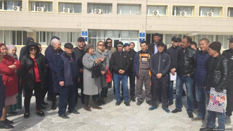 Жұмыс сұрағандар әкімшілік жазаға тартқан билікке наразы