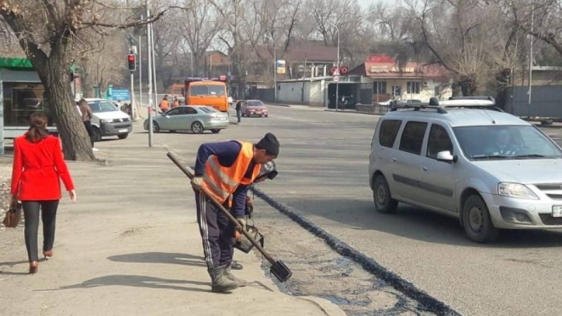 Алматыда жол жөндеп жатқан жұмысшыларды көлік қағып кетті – видео