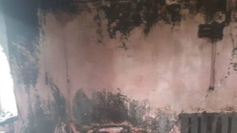 Ақтөбеде көпбалалы ана 5 жасар қызын өртеніп жатқан үйден шығарамын деп талып қалды  - Қазақстан жаңалықтары