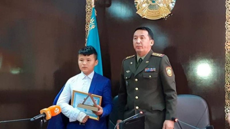 13 жасар Бақытжан өртеніп жатқан үйден 2 баланы қалай құтқарғанын айтты