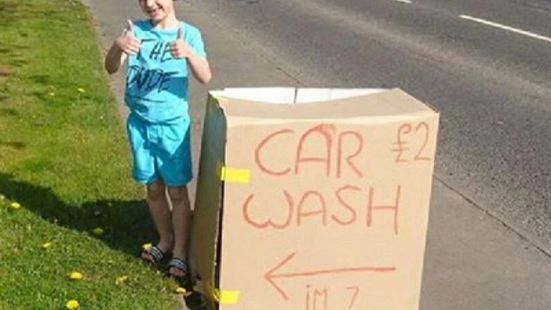 7 жасар бала көлік жуып, марқұм әжесінің зират басына гүл сатып алды - Қазақстан жаңалықтары