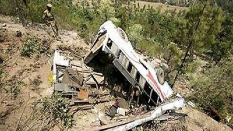 Автобус 150 метр биіктіктен құлап, 14 адам көз жұмды