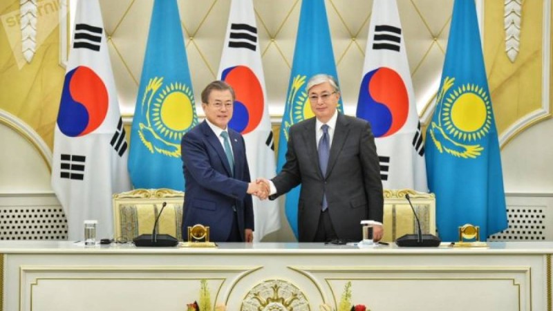 Қасым-Жомарт Тоқаев Оңтүстік Корея президенті Мун Чжэ Инге сый жасады