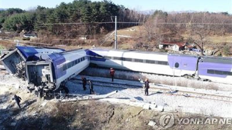 ФОТО: Жүрдек пойыз рельстен шығып кетті