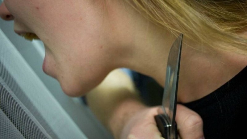 Қаруланып, пышақ ұстаған: Ақмола облысында ер адам бұрынғы әйелін кепілге алды - Қазақстан жаңалықтары