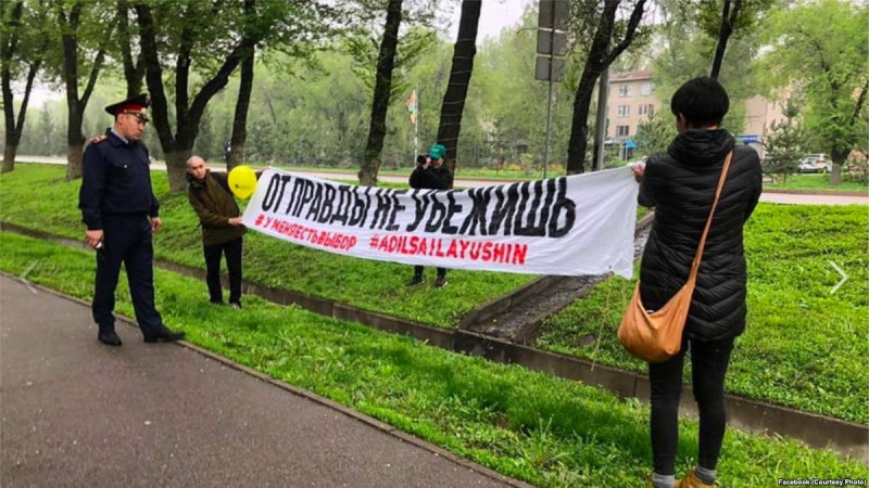 Бір топ белсенді Алматы соты алдында қамалған жастарды босатуды талап етті