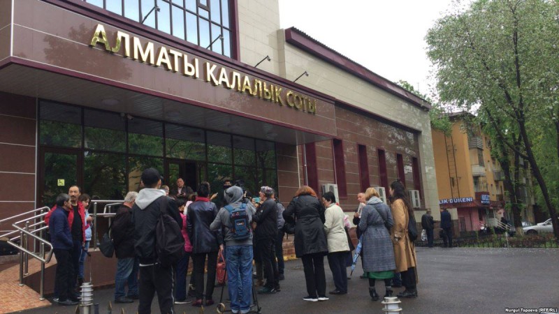 Ұсталған жастарды қолдау үшін Алматыдағы қалалық сот алдына бір топ азамат жиналды