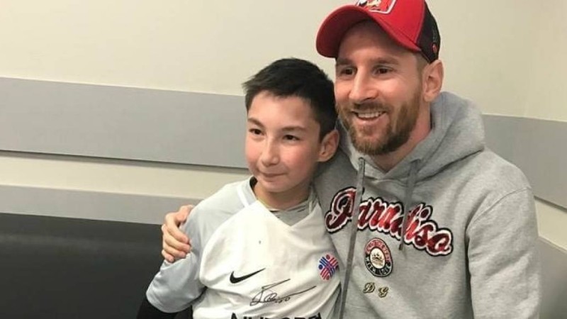 Әлемдегі ең үздік футболшылардың бірі Лионель Месси 11 жастағы қазақстандықпен кездесіп, сезімге ерік берді - Қазақстан жаңалықтары